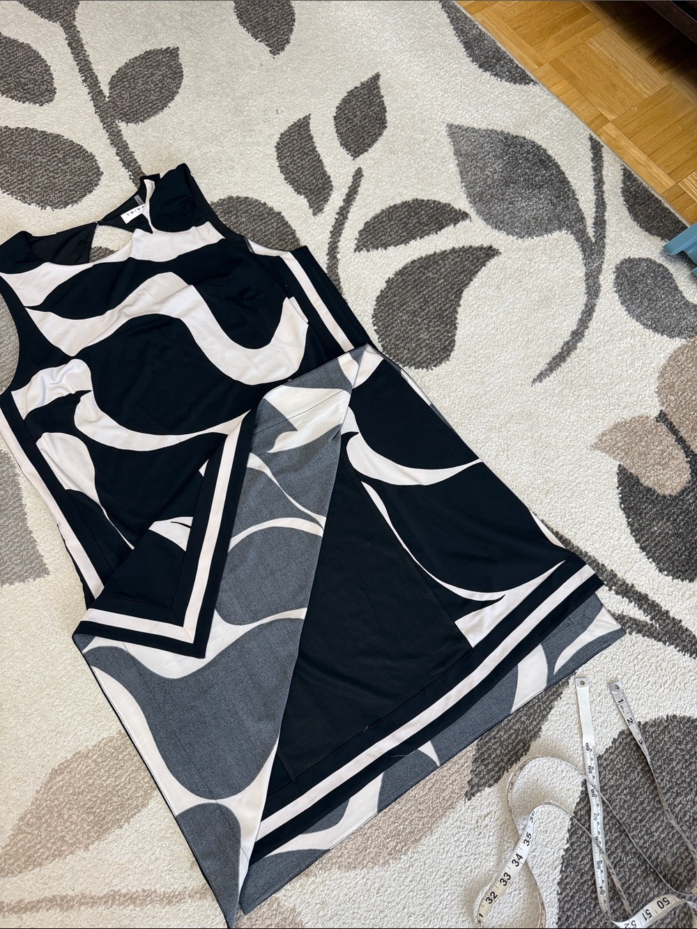 Trina Turk Black & White Abstract Sleeveless Shift Dress - Picture 8 of 10